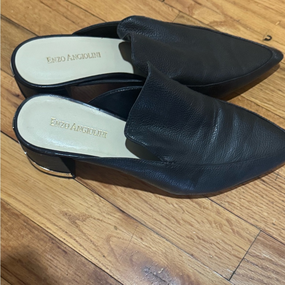 Low heel black mule with gold detail